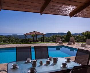 Athina Luxury Villas: Χλιδή και ιδιωτικότητα μεταξύ θάλασσας και βουνού