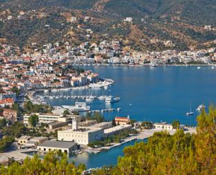 Η Telegraph δοξάζει τον Πόρο – Ειδική αναφορά στους μεζέδες και το μουσακά!