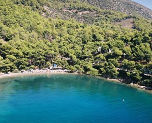 Η Telegraph δοξάζει τον Πόρο – Ειδική αναφορά στους μεζέδες και το μουσακά!