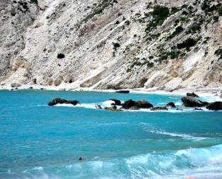 Πετανοί: Η κορυφαία παραλία του Ιονίου που «μαγεύει» με τα νερά της [εικόνες]