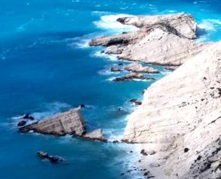 Πετανοί: Η κορυφαία παραλία του Ιονίου που «μαγεύει» με τα νερά της [εικόνες]