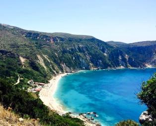 Πετανοί: Η κορυφαία παραλία του Ιονίου που «μαγεύει» με τα νερά της [εικόνες]