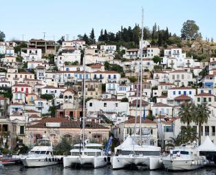 Αποδράσεις με γιοτ και ιστιοπλοϊκό για τους παγιδευμένους στην Αθήνα