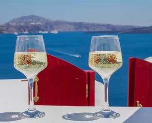 Αυτό είναι το πανέμορφο σπίτι στην Οία που έχει σπάσει τα κοντέρ της Airbnb (pics)