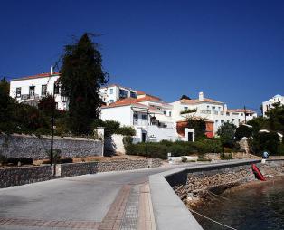 Σπέτσες: Κοσμοπολίτικες και πάντα όμορφες