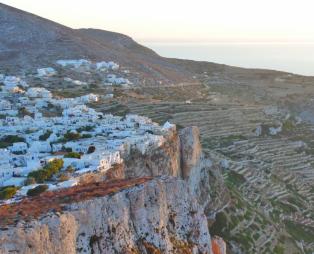 Φολέγανδρος, ανόθευτη αρχιτεκτονική και κρυστάλλινα νερά