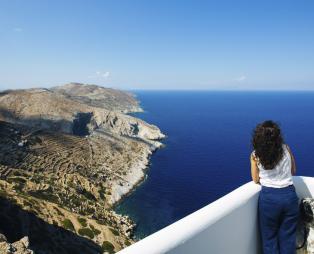 Φολέγανδρος, ανόθευτη αρχιτεκτονική και κρυστάλλινα νερά