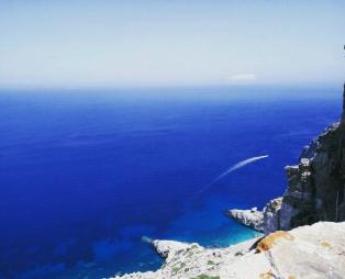 Φολέγανδρος, ανόθευτη αρχιτεκτονική και κρυστάλλινα νερά