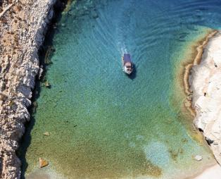 Φολέγανδρος, ανόθευτη αρχιτεκτονική και κρυστάλλινα νερά