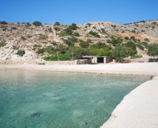 Για μπάνιο στις σπηλιές της Ηρακλειάς