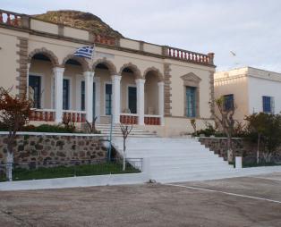 Η Μήλος με τις αμέτρητες παραλίες και την πλούσια ιστορία