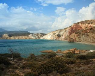 Η Μήλος με τις αμέτρητες παραλίες και την πλούσια ιστορία