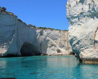 Η Μήλος με τις αμέτρητες παραλίες και την πλούσια ιστορία