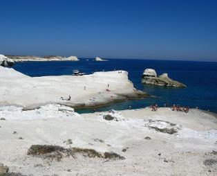 Η Μήλος με τις αμέτρητες παραλίες και την πλούσια ιστορία