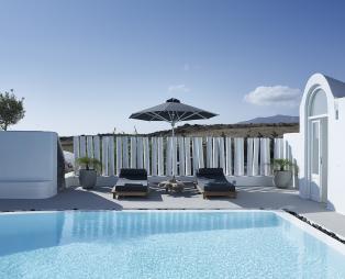 Amor Hideaway Villas: Η νέα επιλογή διαμονής στη Σαντορίνη