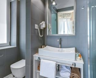 1844 Suites: Διαμονή υψηλής αισθητικής στην Ερμούπολη