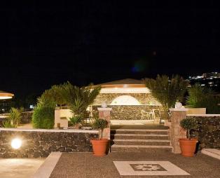 Villa Danezis: Διακοπές με άνεση και ηρεμία στη Σαντορίνη