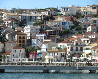 «Χαθείτε» στα γραφικά σοκάκια και τα γαλανά νερά της Πάργας