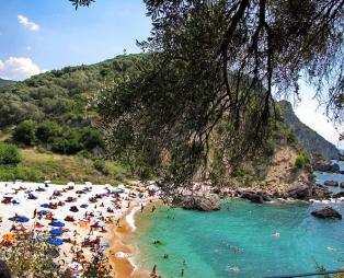 «Χαθείτε» στα γραφικά σοκάκια και τα γαλανά νερά της Πάργας