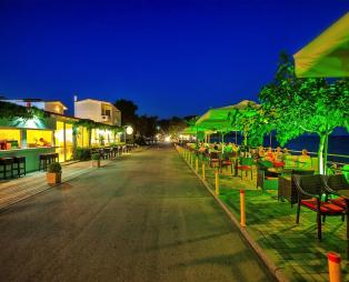 Xenios Dolphin Beach Hotel