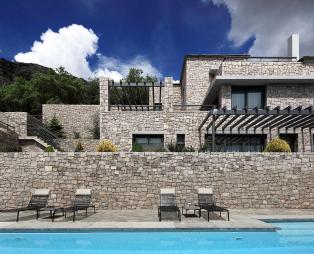 Elafivolia Arachova Suites