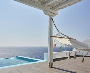 Kouros Hotel & Suites