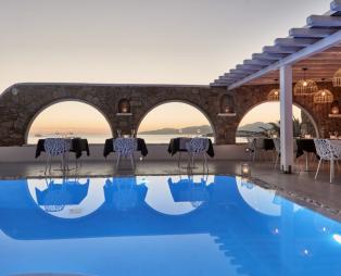 Kouros Hotel & Suites