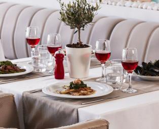Grand Beach Hotel: Ένα πολυτελές καταφύγιο στην καρδιά της Μυκόνου