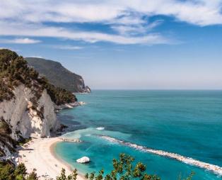 Forbes: Μία ελληνική παραλία ανάμεσα στις 9 ομορφότερες της Ευρώπης
