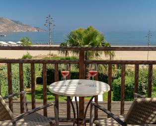 Pilot Beach Resort: Βυθιστείτε σε ένα κόσμο κρητικής γοητείας