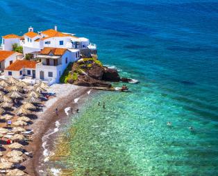 Forbes: Μία ελληνική παραλία ανάμεσα στις 9 ομορφότερες της Ευρώπης