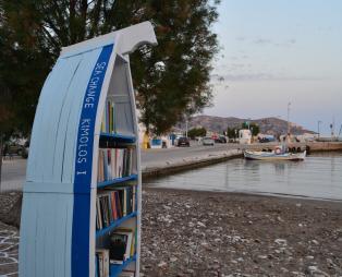 Στην Κίμωλο οι βάρκες μεταμορφώθηκαν σε βιβλιοθήκες (pics)