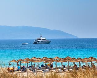 Η μαγική παραλία της Πελοποννήσου που θυμίζει Μπαχάμες (pics & vid)