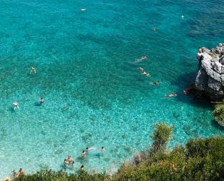 4 γραφικά χωριά που συνδυάζουν βουνό και θάλασσα