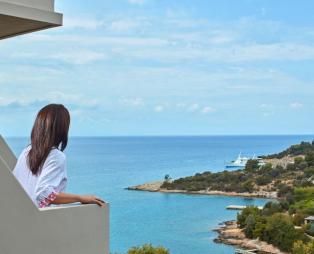 AKS Hinitsa Bay: Μαγευτικές διακοπές στο Πόρτο Χέλι