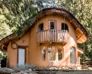 Airbnb: Μια βίλα στη Σαντορίνη στα πιο δημοφιλή σπίτια της δεκαετίας