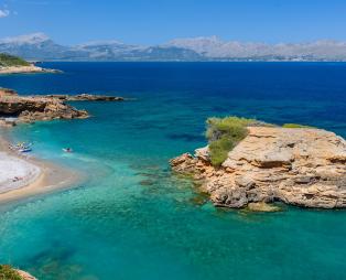 Ένα ελληνικό παραθαλάσσιο χωριό στα κρυμμένα μυστικά της Ευρώπης