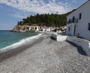 Το καλά κρυμμένο χωριό της Λακωνίας που θυμίζει νησί