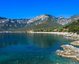 Το καλά κρυμμένο χωριό της Λακωνίας που θυμίζει νησί