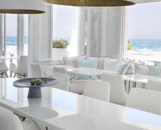 Minois Sugarcube Suites: Ανακαλύψτε την ουσία της κυκλαδίτικης ζωής στην Πάρο