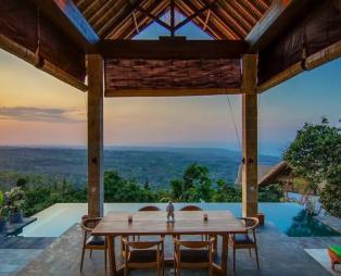 Airbnb: Δύο βίλες στη Σαντορίνη στα πιο δημοφιλή σπίτια για μετά το lockdown