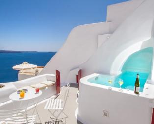 Airbnb: Δύο βίλες στη Σαντορίνη στα πιο δημοφιλή σπίτια για μετά το lockdown