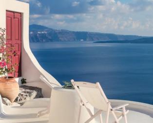 Airbnb: Δύο βίλες στη Σαντορίνη στα πιο δημοφιλή σπίτια για μετά το lockdown