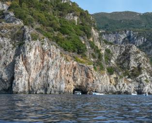 Οκτώ εντυπωσιακές θαλάσσιες σπηλιές στα ελληνικά νησιά