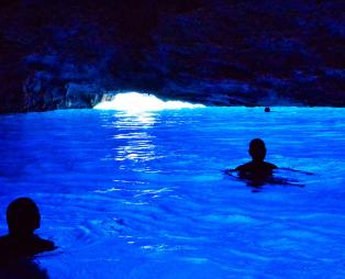 Οκτώ εντυπωσιακές θαλάσσιες σπηλιές στα ελληνικά νησιά