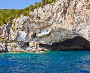 Οκτώ εντυπωσιακές θαλάσσιες σπηλιές στα ελληνικά νησιά