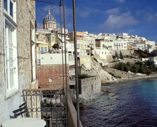 Ξενών Απόλλωνος: Αρχοντική διαμονή με θέα το Αιγαίο