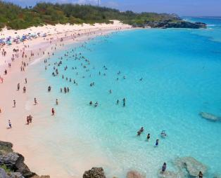 Βουτιά στις ωραιότερες ροζ παραλίες του κόσμου
