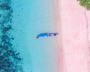 Βουτιά στις ωραιότερες ροζ παραλίες του κόσμου