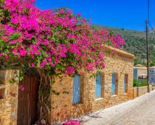 Λιμένι: Το πέτρινο λιμάνι που μαγεύει
